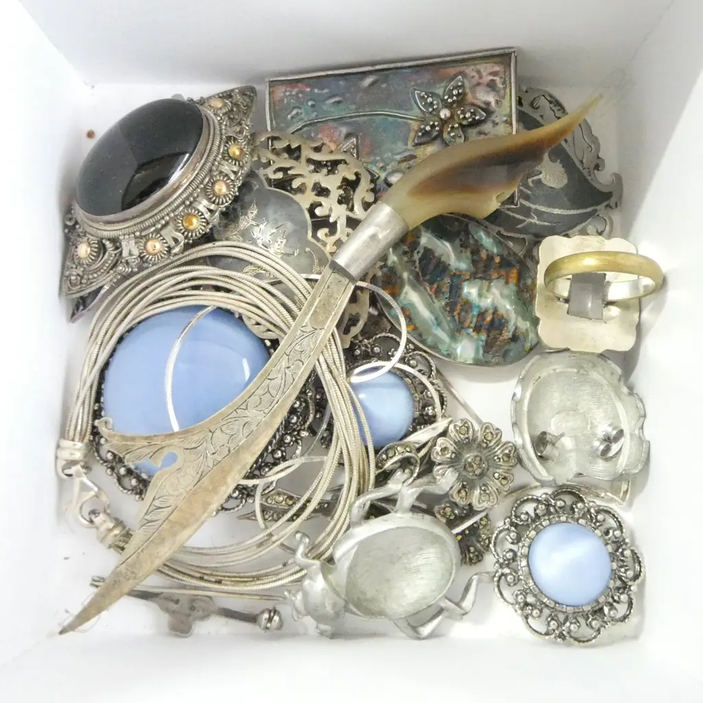 GOOD LOT OF ASSORTED SILVER AND COSTUME JEWELLERY Image 1++