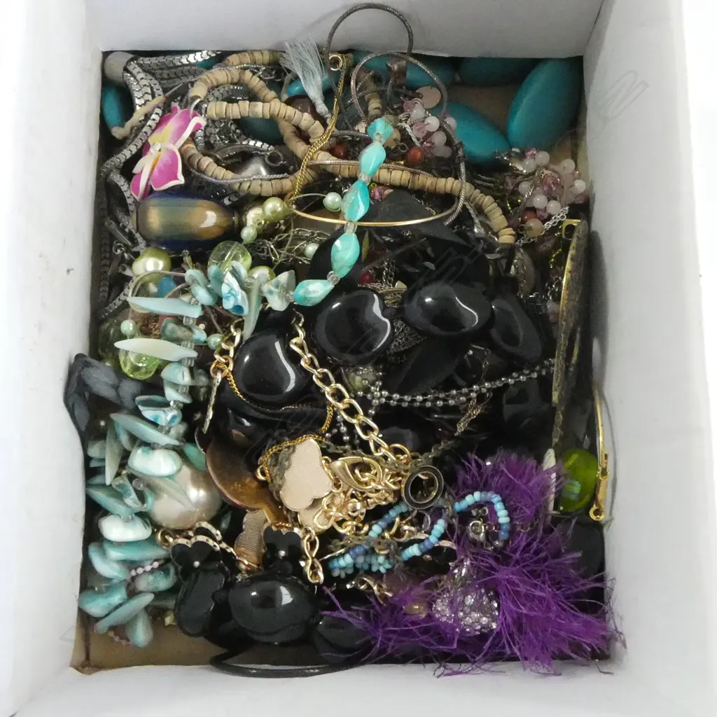 ASST. COSTUME JEWELLERY Image 1++