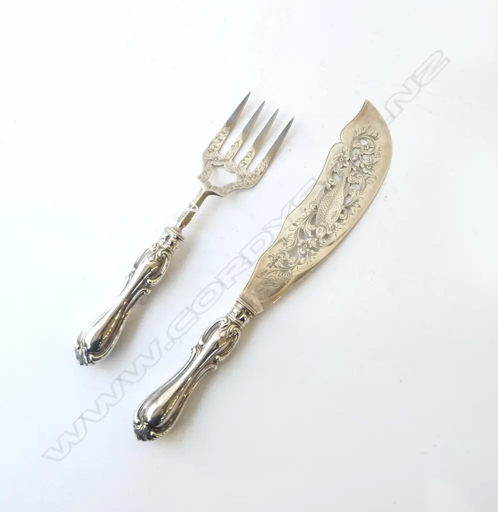 PR LONDON 1856 SILVER BLADED & HANDLED FISH SERVERS engraved fish to blade. Plaster filled handles. 297gms  Image 1++