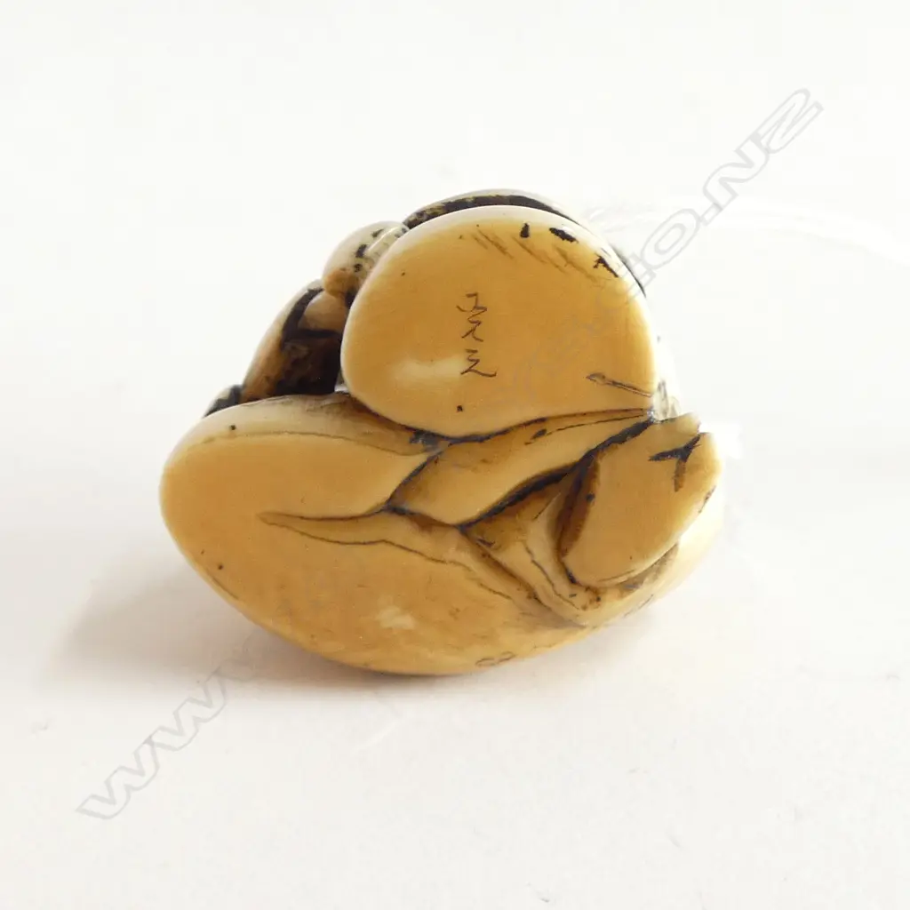 IVORY NETSUKE MAN w. CUP, SIGNED Image 1++