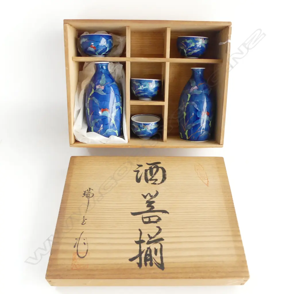 VINTAGE JAPANESE SAKE SET IN WOODEN BOX  Image 1++