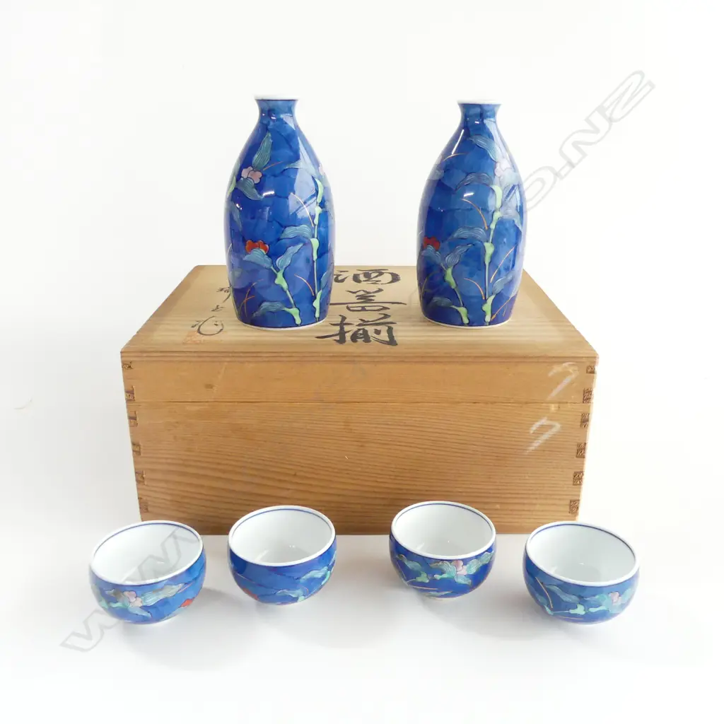 VINTAGE JAPANESE SAKE SET IN WOODEN BOX  Image 1++