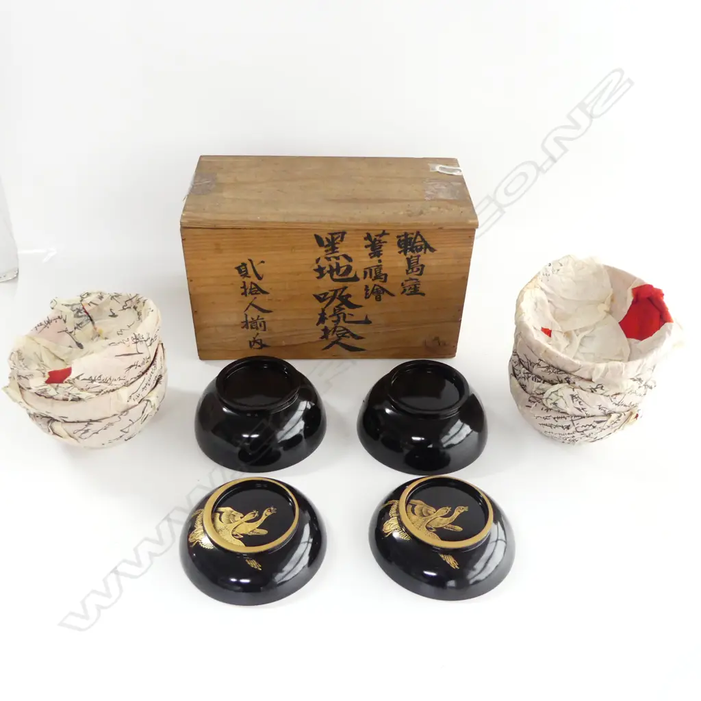 VINTAGE JAPANESE BOX CONTAINS 9 PRS LAQUERED WOODEN BOWLS WITH GOLD LEAF 1 AF Image 1++