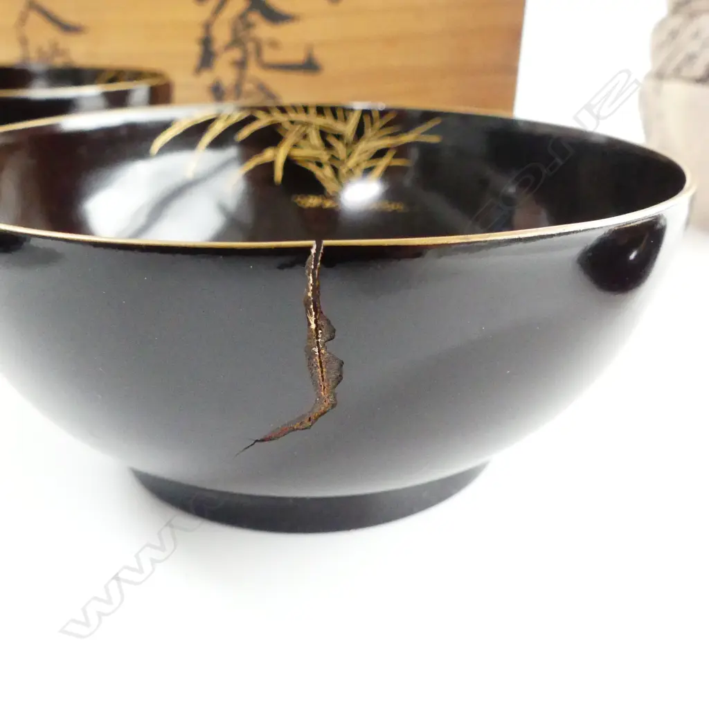 VINTAGE JAPANESE BOX CONTAINS 9 PRS LAQUERED WOODEN BOWLS WITH GOLD LEAF 1 AF Image 1++