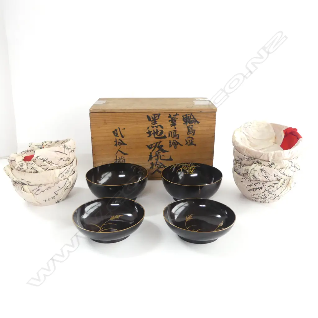 VINTAGE JAPANESE BOX CONTAINS 9 PRS LAQUERED WOODEN BOWLS WITH GOLD LEAF 1 AF Image 1++