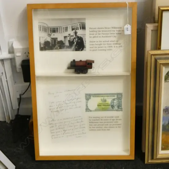 NZ AUCKLAND MEMORABILIA  BRUCE WILKINSONS VINTAGE TOY TRAIN & 1 POUND NOTE FRAMED  H610 L390MM