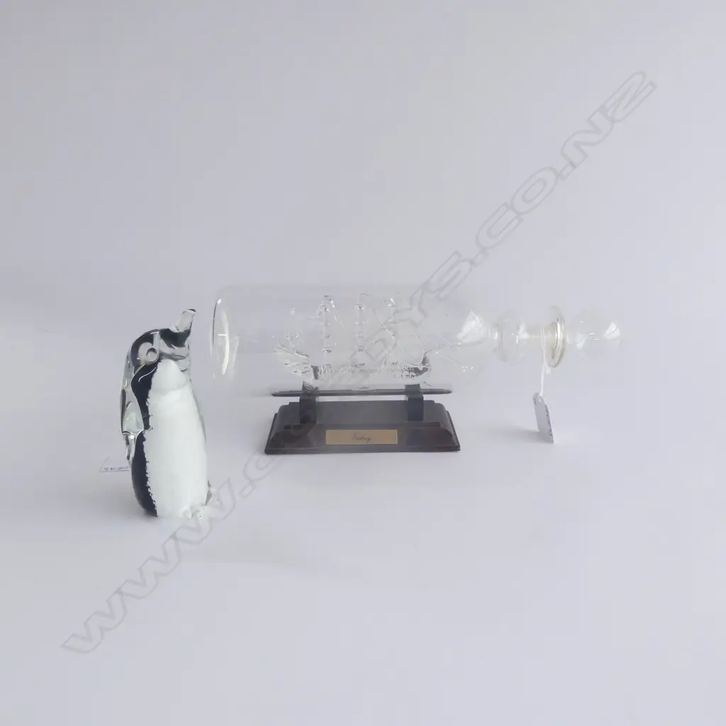 HAND BLOWN GLASS 'VICTORY' SHIP IN A, BOTTLE ON STAND L.290mm + KONSTGLAS PENGUIN H.120mm Image 1++