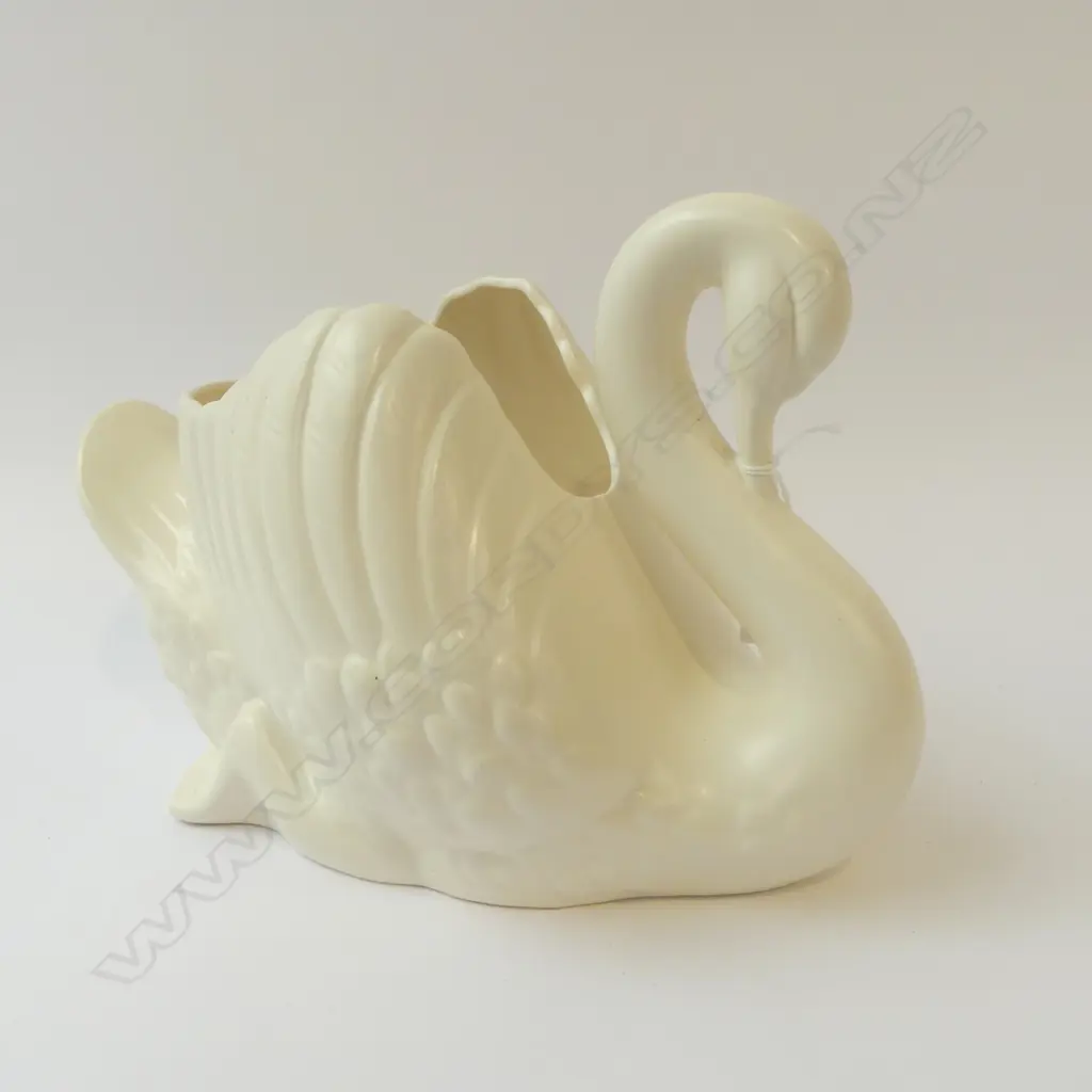 LG CROWN LYNN WHITE SWAN w. FIRING FAULT TO HEAD H.205mm Image 1++