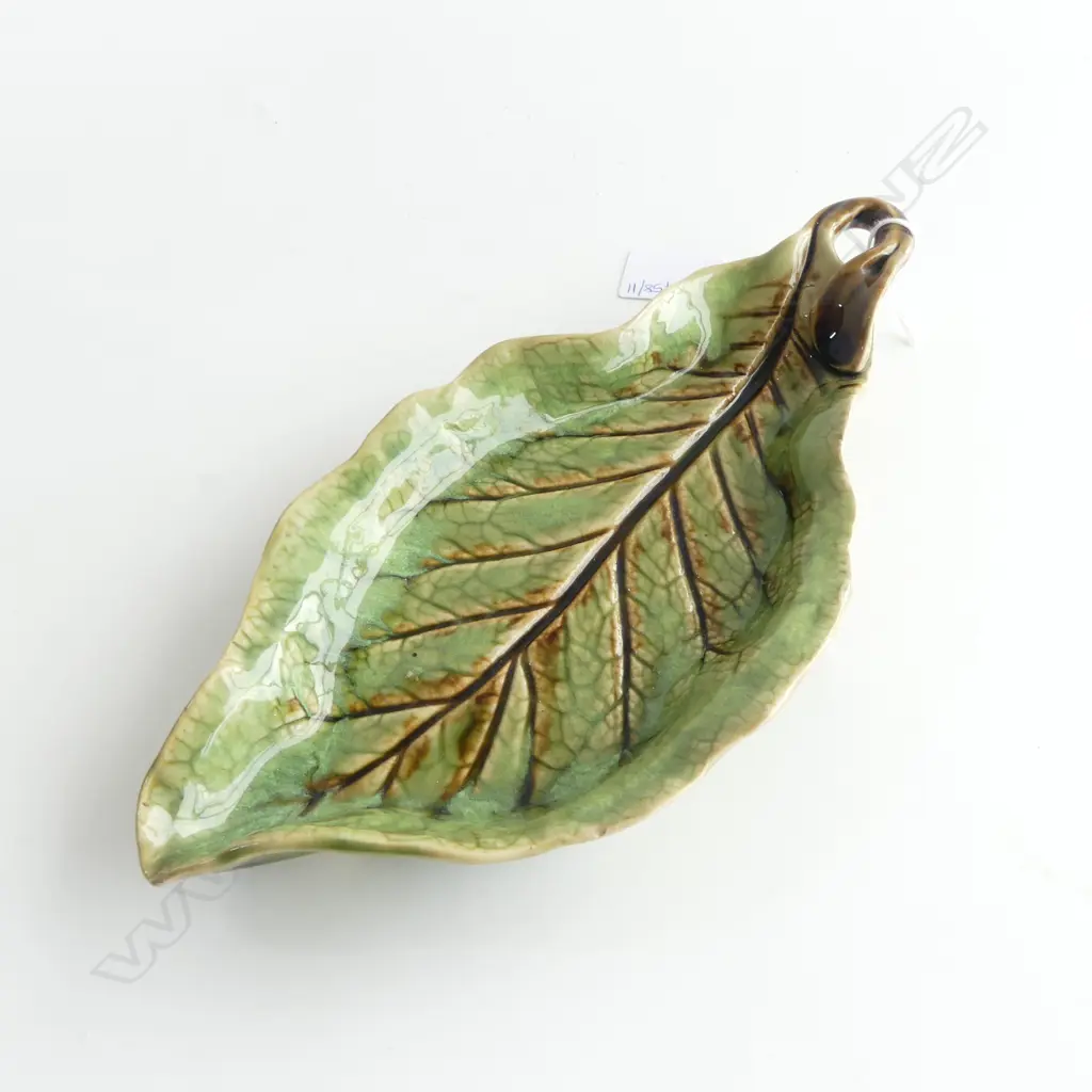 MOLLE POTTERY LEAF DISH L.260mm Image 1++