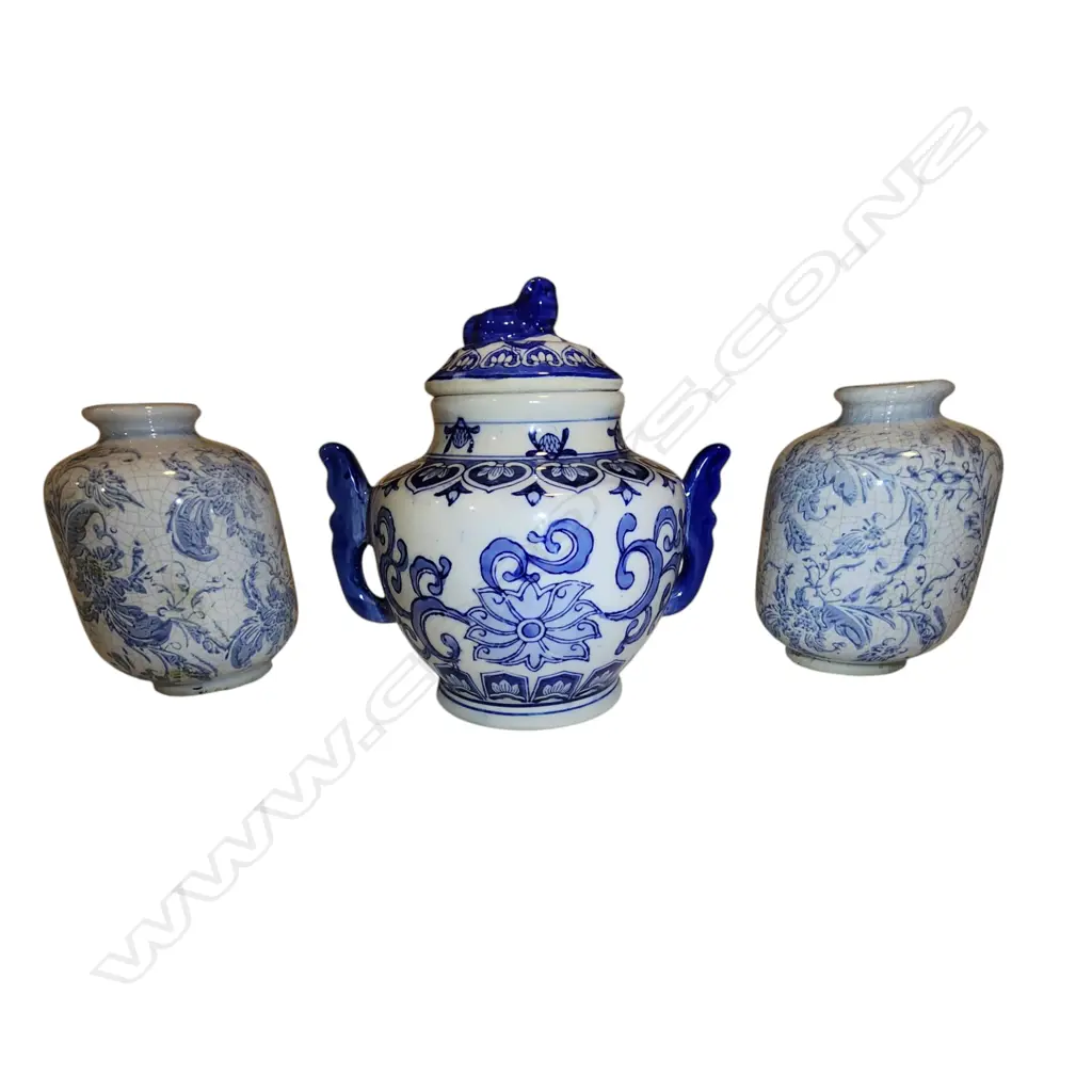CHINESE BLUE & WHITE PORCELAIN LIDDED JAR AND PR SMALL FLORAL BLUE CRACKLE GLAZE VASES H.150mm Image 1++