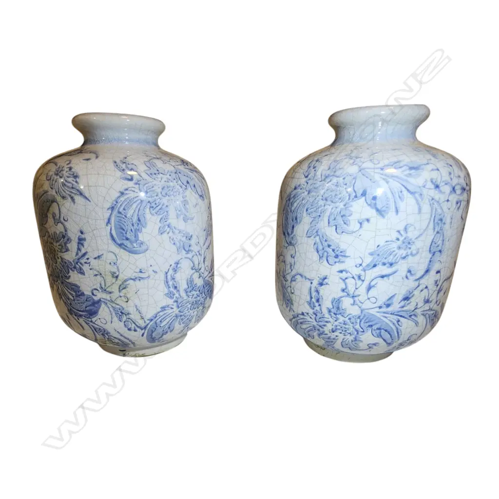 CHINESE BLUE & WHITE PORCELAIN LIDDED JAR AND PR SMALL FLORAL BLUE CRACKLE GLAZE VASES H.150mm Image 1++