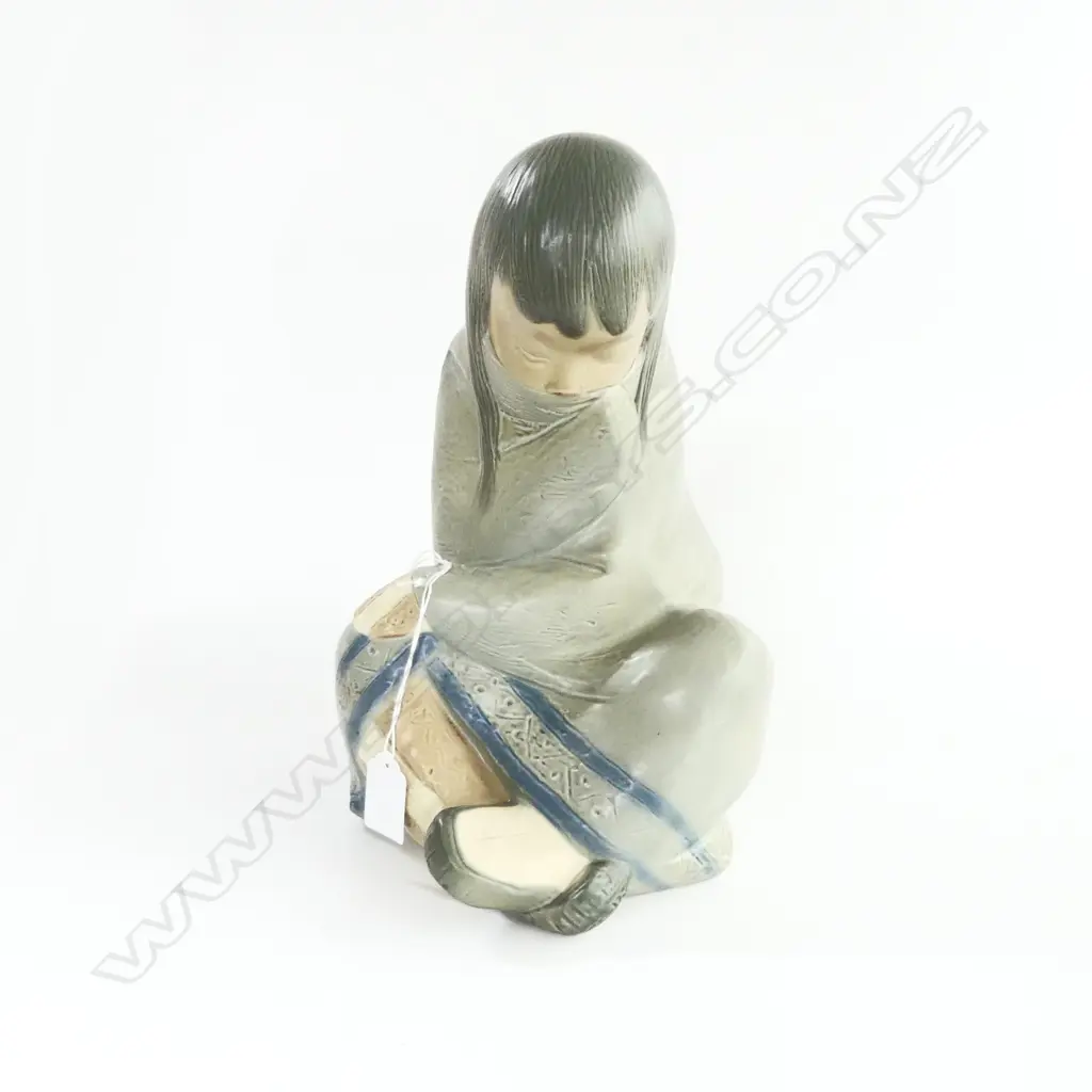 LLADRO INUIT GIRL GLAZED PORCELAIN FIGURINE, H.290mm Image 1++