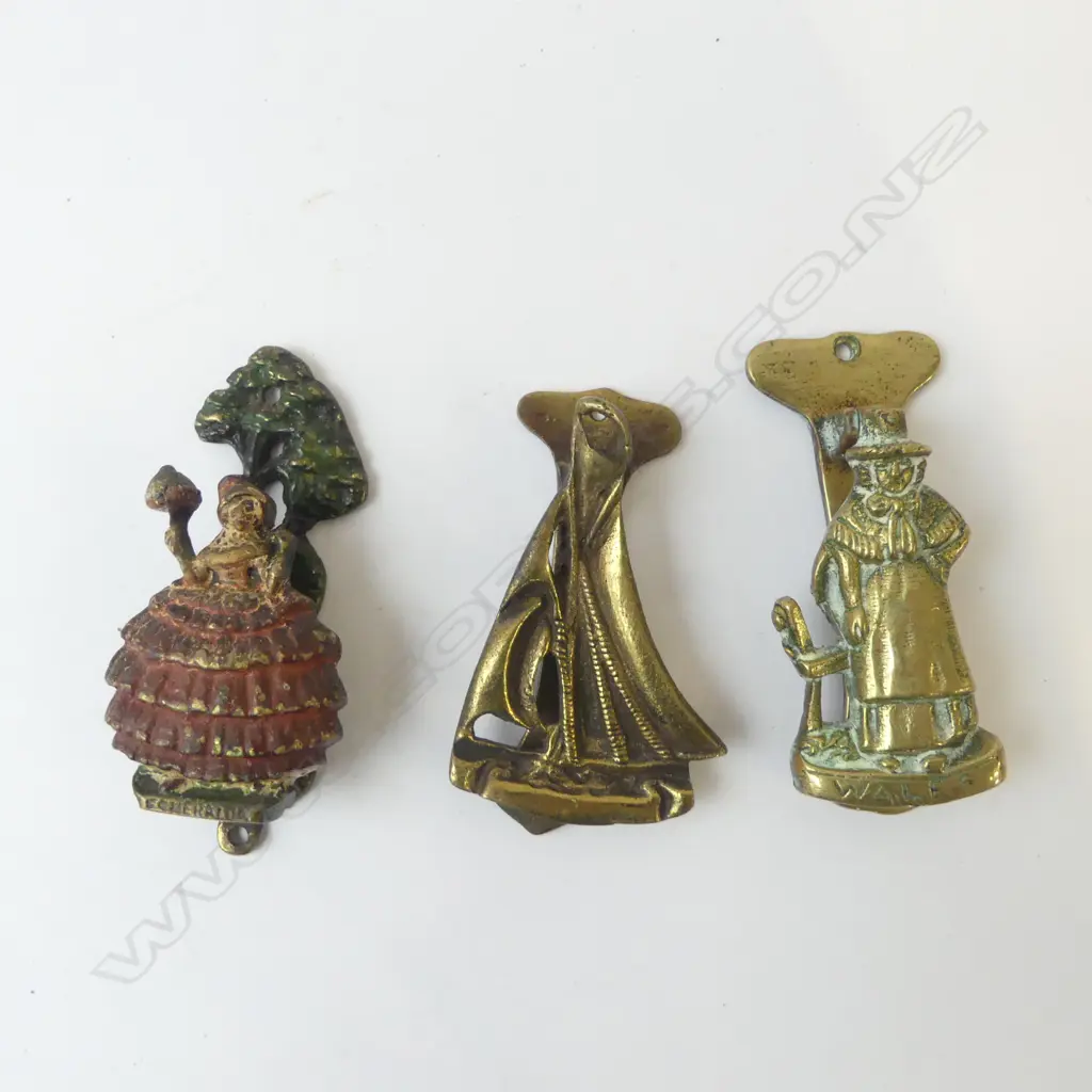 THREE VINTAGE BRASS DOOR KNOCKERS YACHT, WELSH, CRINOLENE LADY, L.85MM Image 1++
