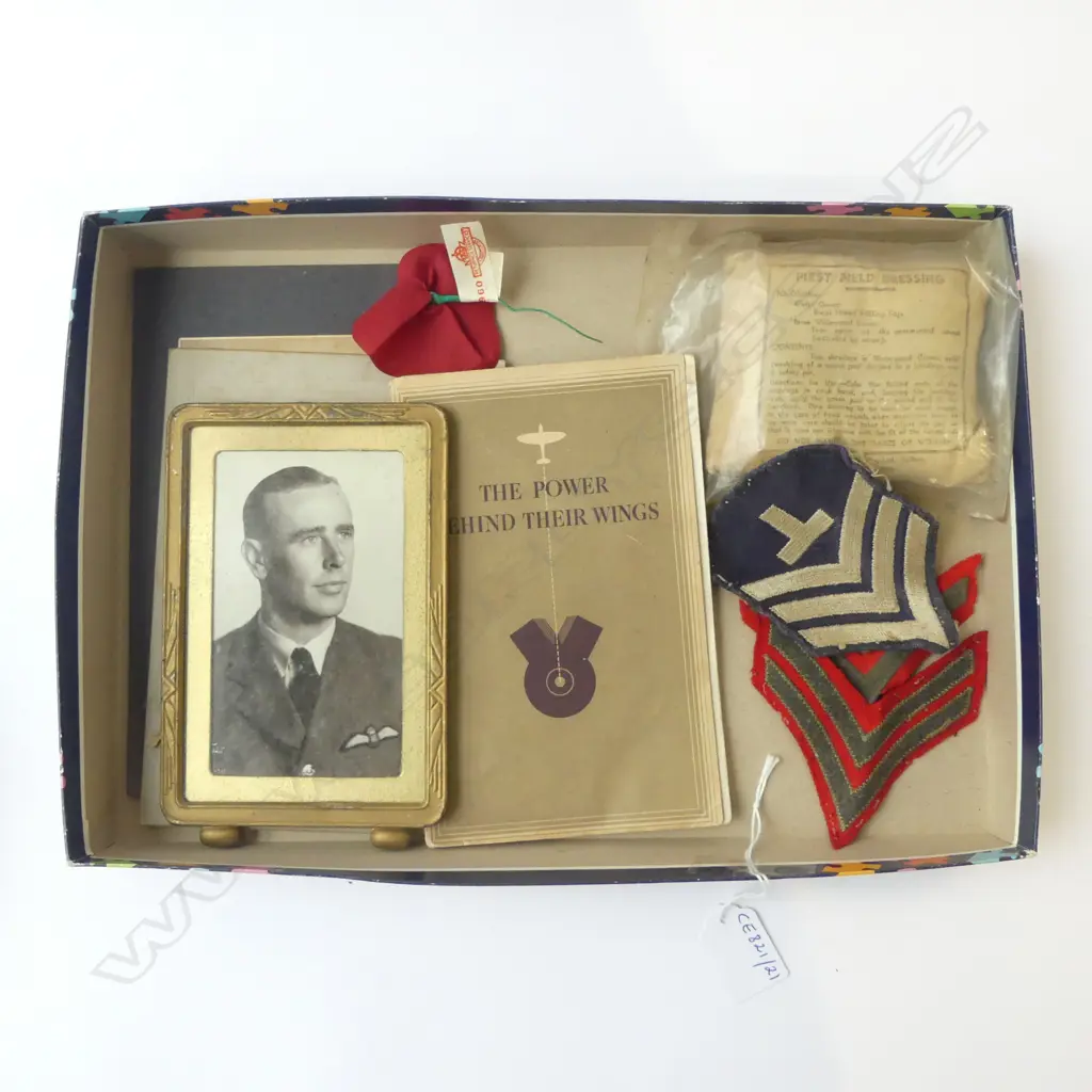 WWII INSIGNIA,1944 RNZAF BOOK, PHOTO, OLD RSA POPPY, FIELD DRESSING Image 1++