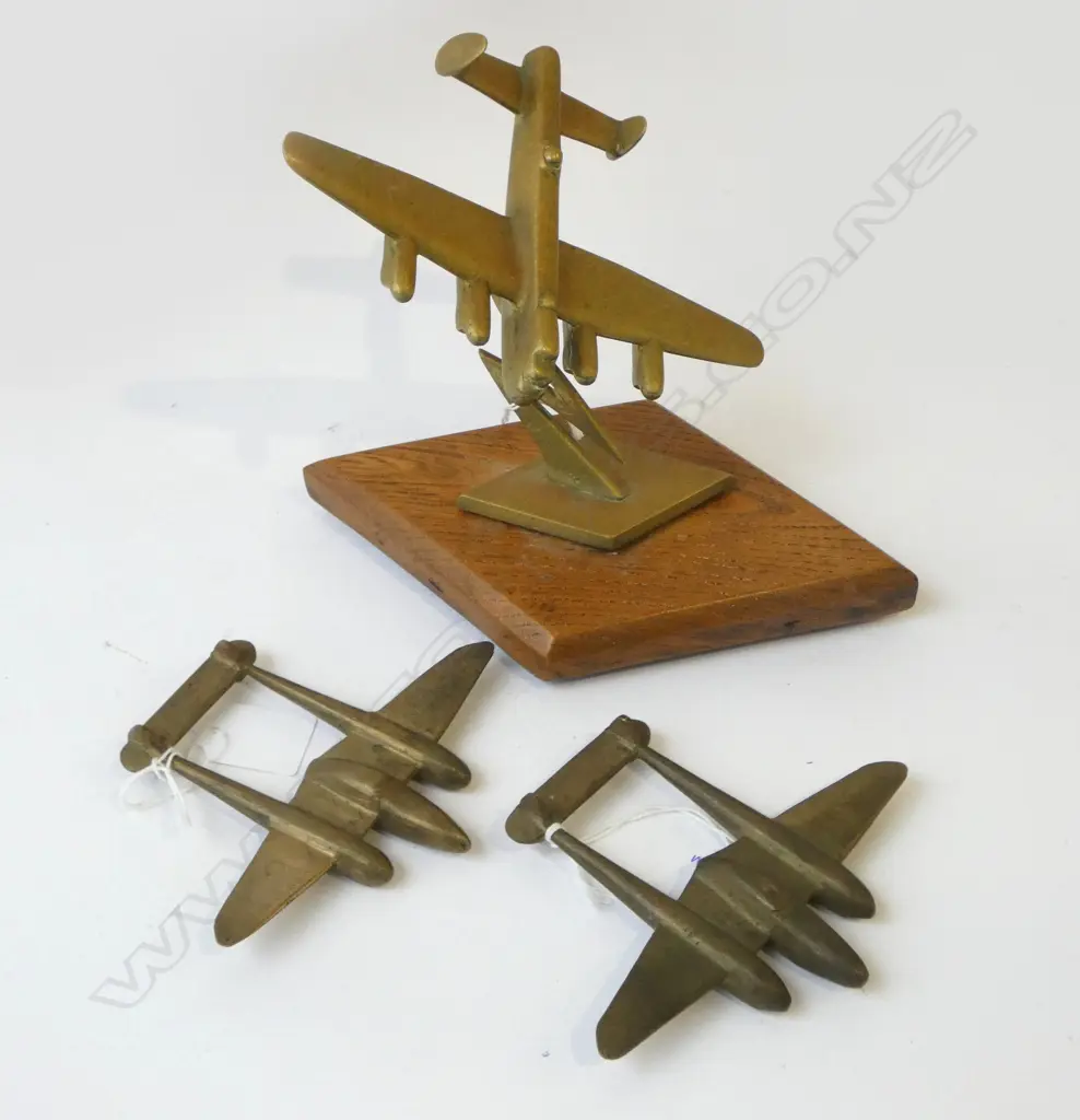 3 VINTAGE METAL PLANES, 1 MOUNTED H.160mm Image 1++