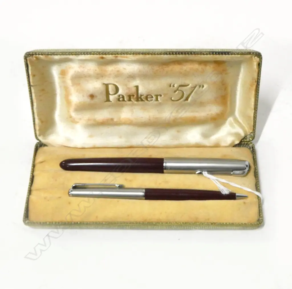 CASED PARKER PEN SET Image 1++
