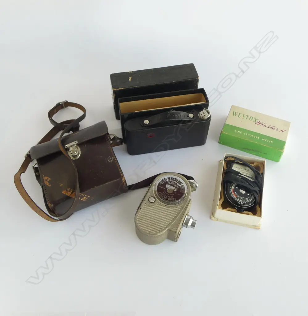 VINTAGE BOXED EASTMAN KODAK NO.2 FOLDING HAWKE-EYE CAMERA & G.B BELL & HOWELL SPORTSTER 8mm CINE CAM & EXPOSURE METER Image 1++