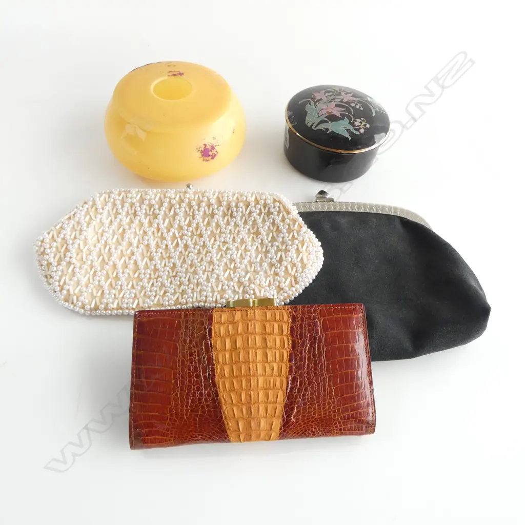 3 VINTAGE PURSES & 2 DRESSING TABLE DISHES Image 1++