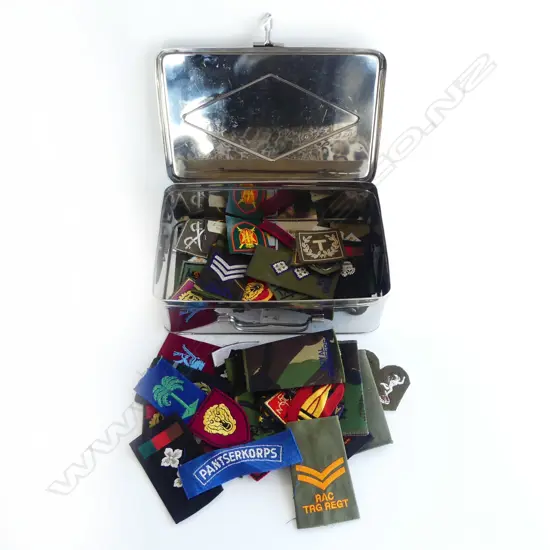VINTIGE TIN LUNCH BOX FULL OF MILITRY CLOTH BADGES 
