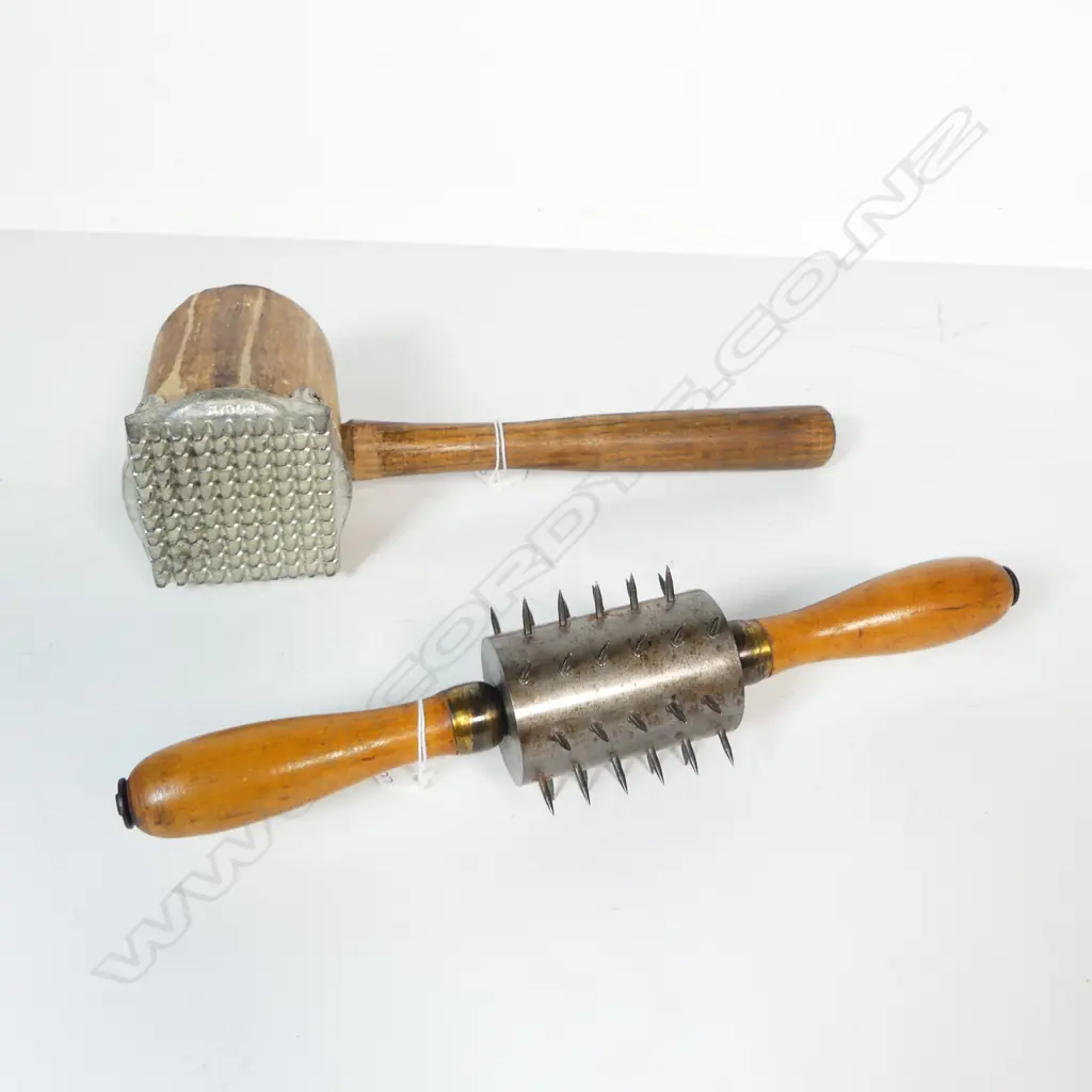 3653/2692 VINTAGE WOOD & CAST STEEL ICE HAMMER L320 & DOUBLE HANDLED ICE SPIKES L320MM Image 1++