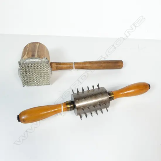 3653/2692 VINTAGE WOOD & CAST STEEL ICE HAMMER L320 & DOUBLE HANDLED ICE SPIKES L320MM