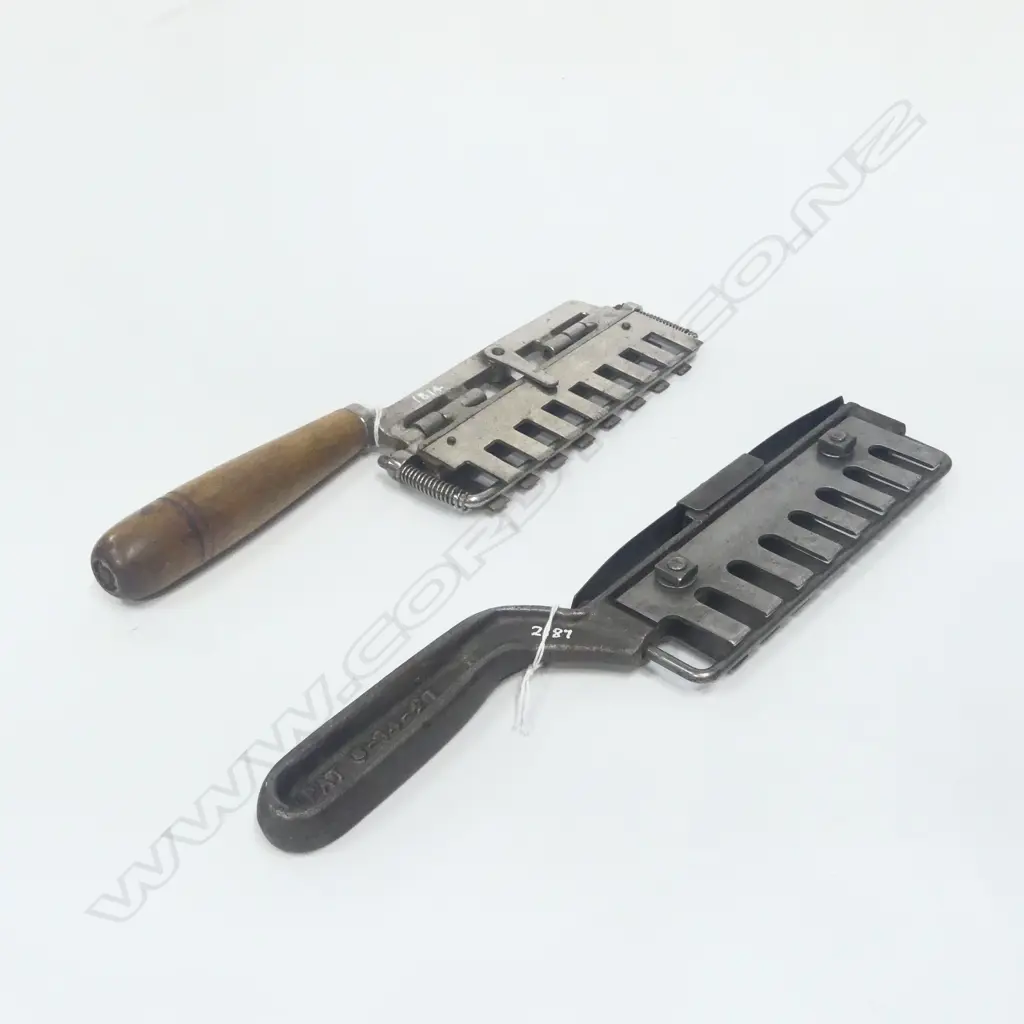 (1814/2187) TWO VINTAGE MEAT TENDERIZERS L.300mm Image 1++