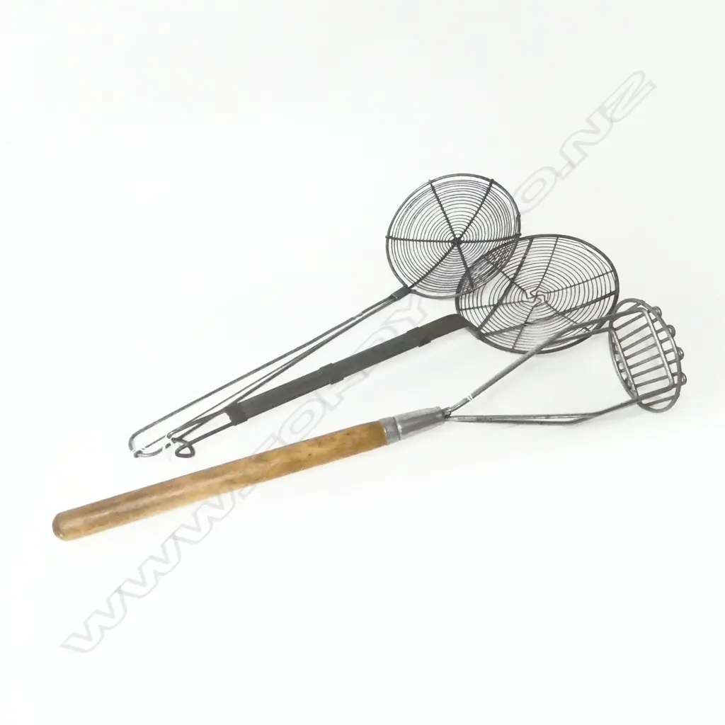 (3711/1773/1131) 2 VINTAGE METAL WIRE SKIMMERS & LG MASHER L.620mm Image 1++