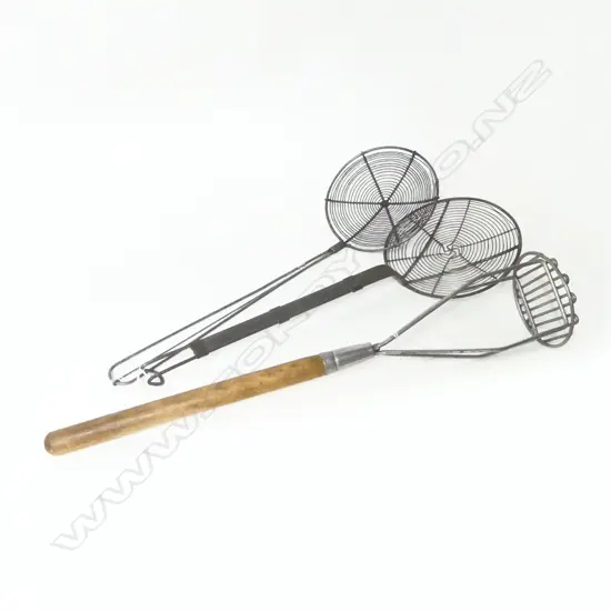 (3711/1773/1131) 2 VINTAGE METAL WIRE SKIMMERS & LG MASHER L.620mm