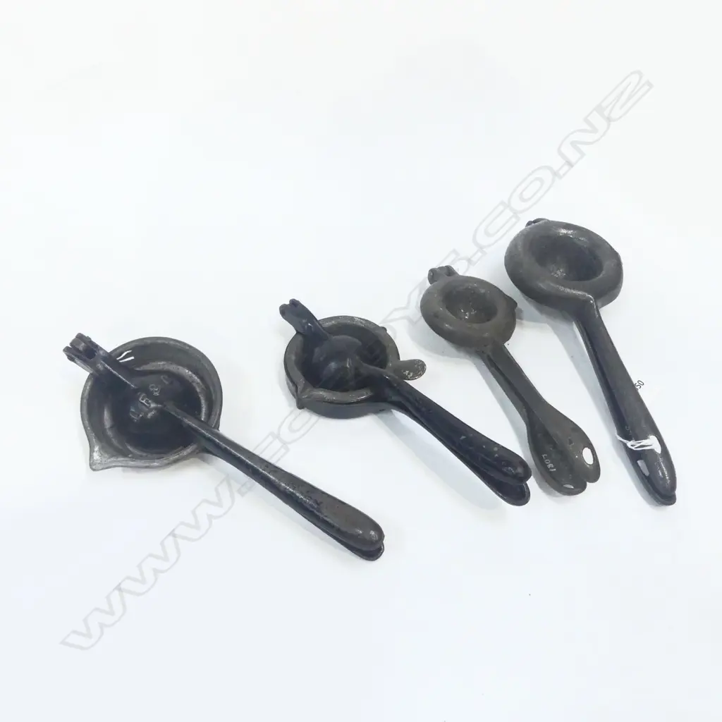(1307/1936/3441/2528) FOUR VINTAGE CAST IRON LEMON SQUEEZERS L.270mm Image 1++