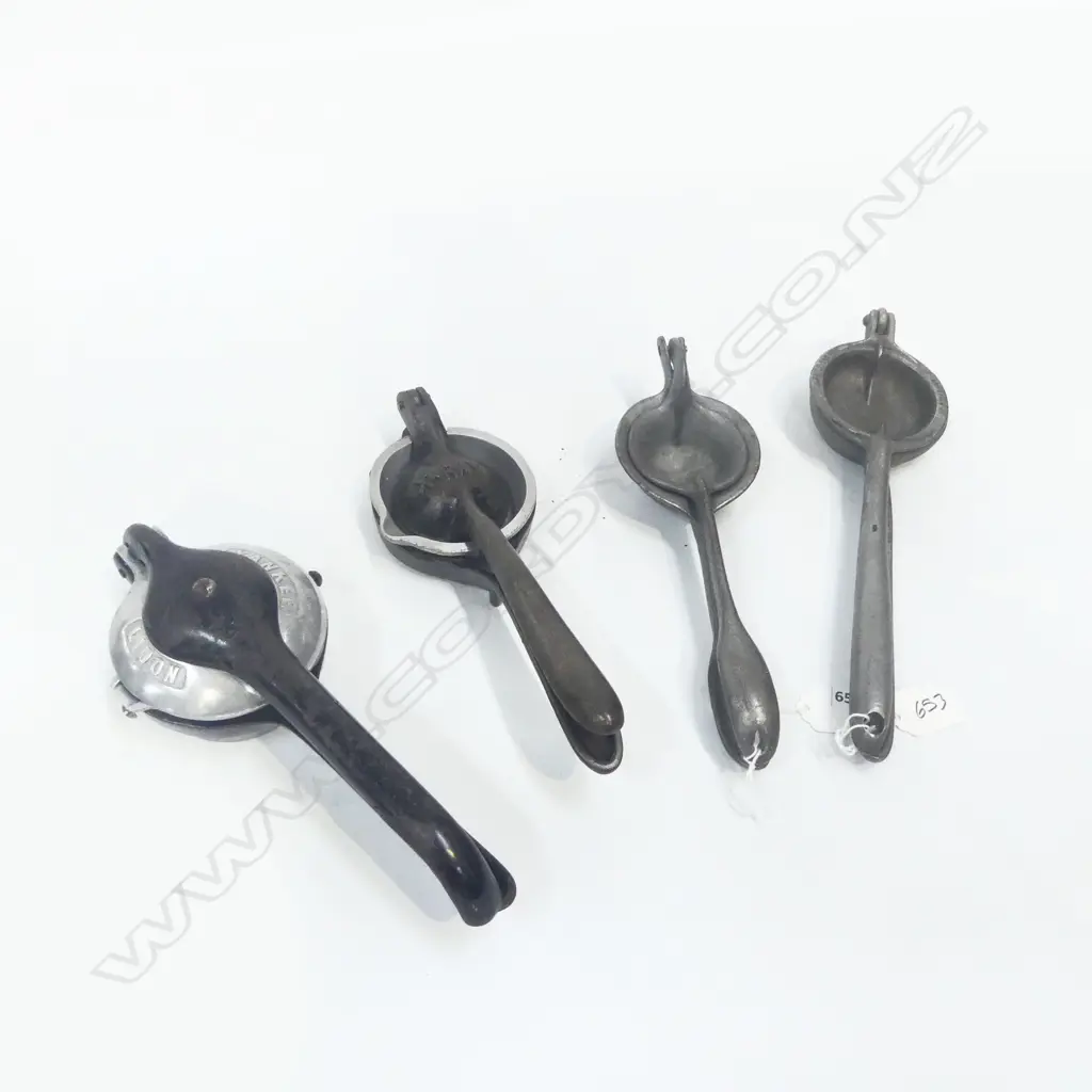 (1251/1168/1644/1274) FOUR VINTAGE CAST IRON LEMON SQUEEZERS L.260mm Image 1++