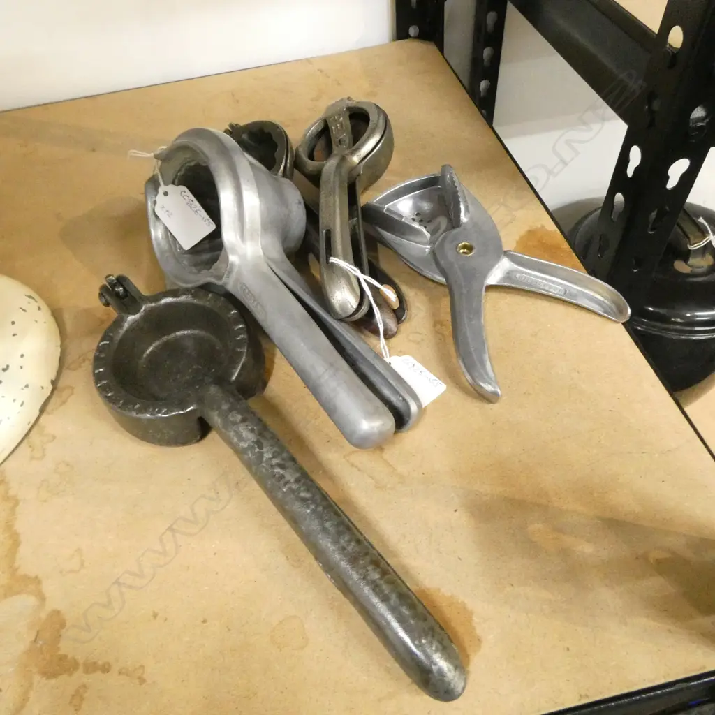 (1656/3442/1699/2217/1513) 3 VINTAGE CAST IRON LEMON SQUEEZERS & 2 ALUMINIUM LEMON SQUEEZERS L.240mm Image 1++