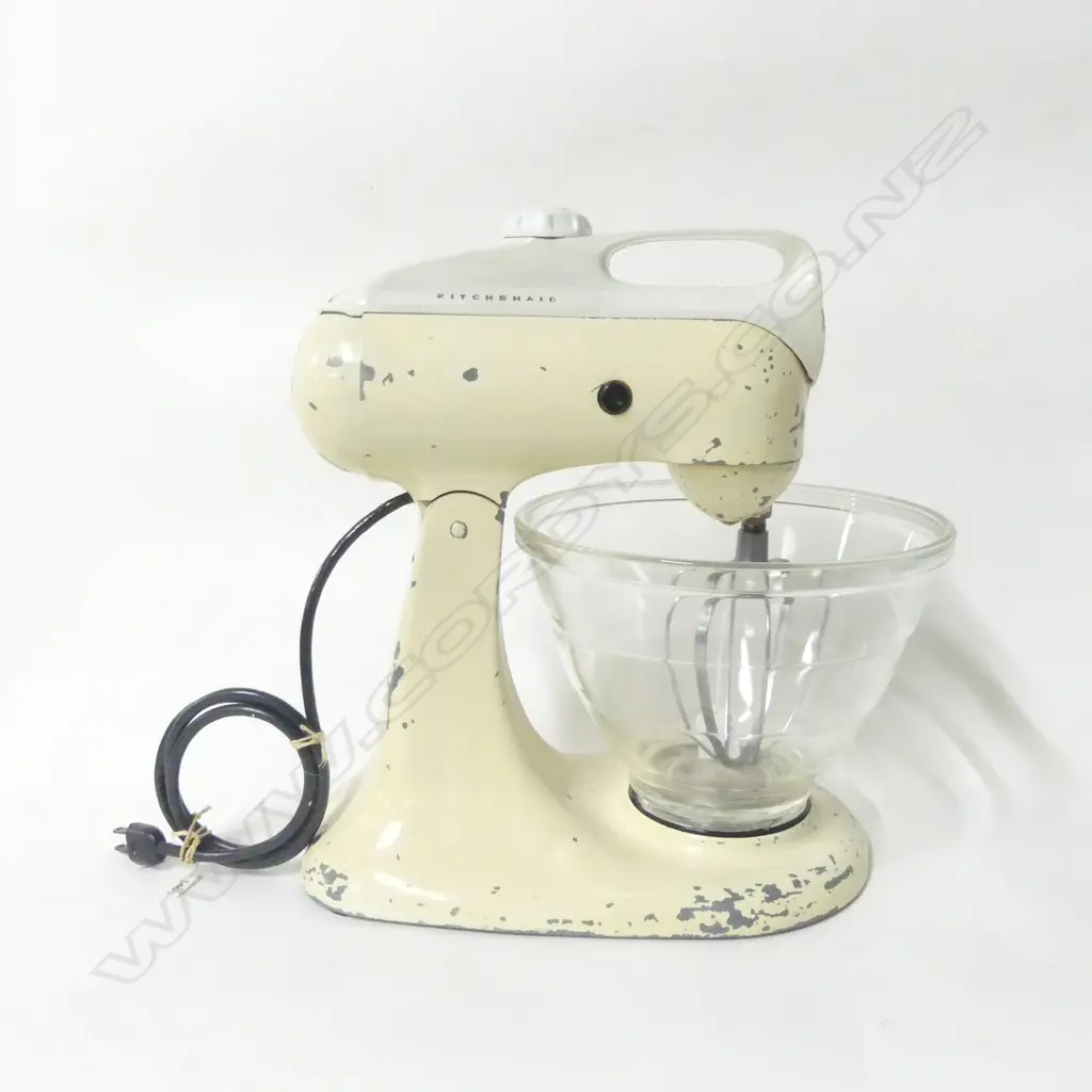 (3401) VINTAGE KITCHENAID MIXER w. PYREX GLASS BEEHIVE FORM MIXING BOWL Image 1++