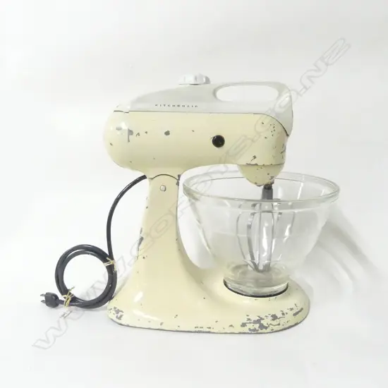 (3401) VINTAGE KITCHENAID MIXER w. PYREX GLASS BEEHIVE FORM MIXING BOWL