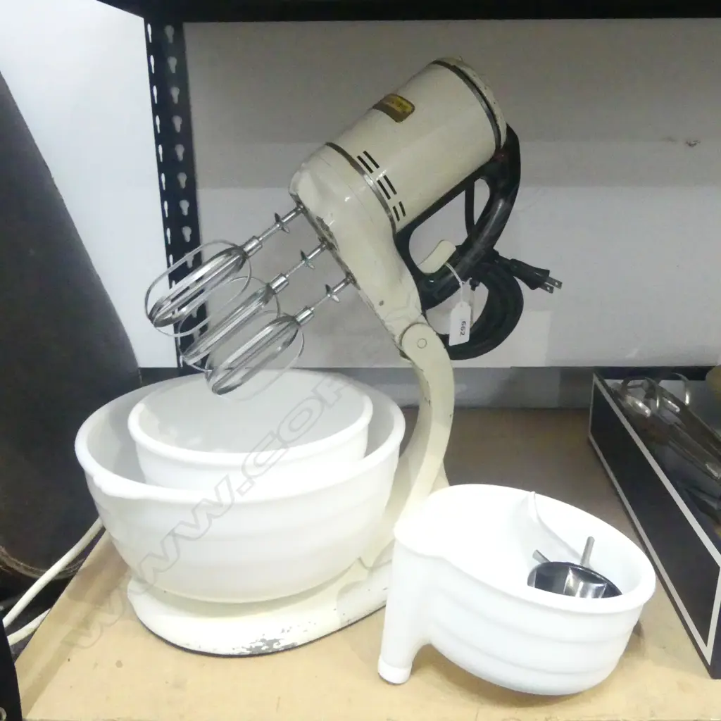 (2283) VINTAGE GENERAL ELECTRIC THREE PRONG MIXER SET  Image 1++
