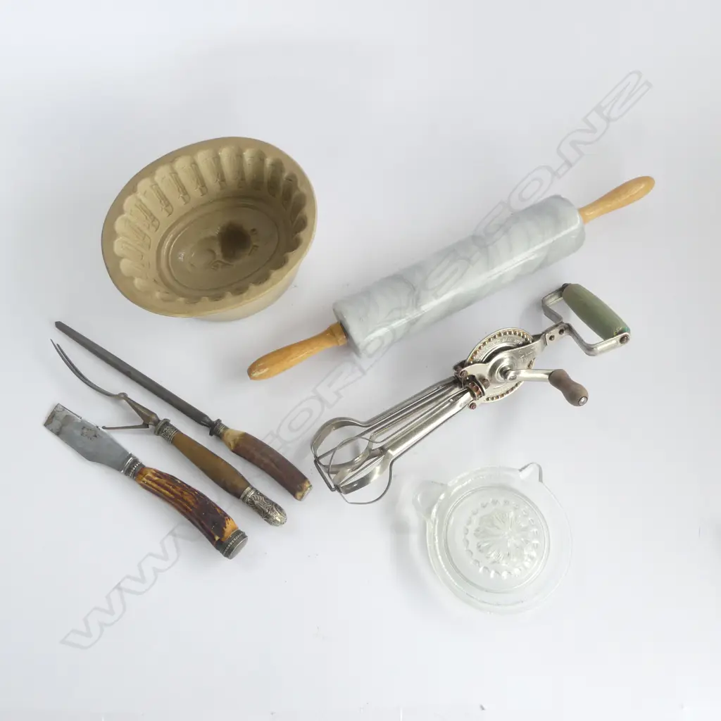 VINTAGE KITCHEN WARE; MARBLE ROLLING PIN, SWIFT WHIP, JELLY MOULD, LEMON SQUEEZER & 3 PC HORN HANDLED CARVING UTENSILS Image 1++