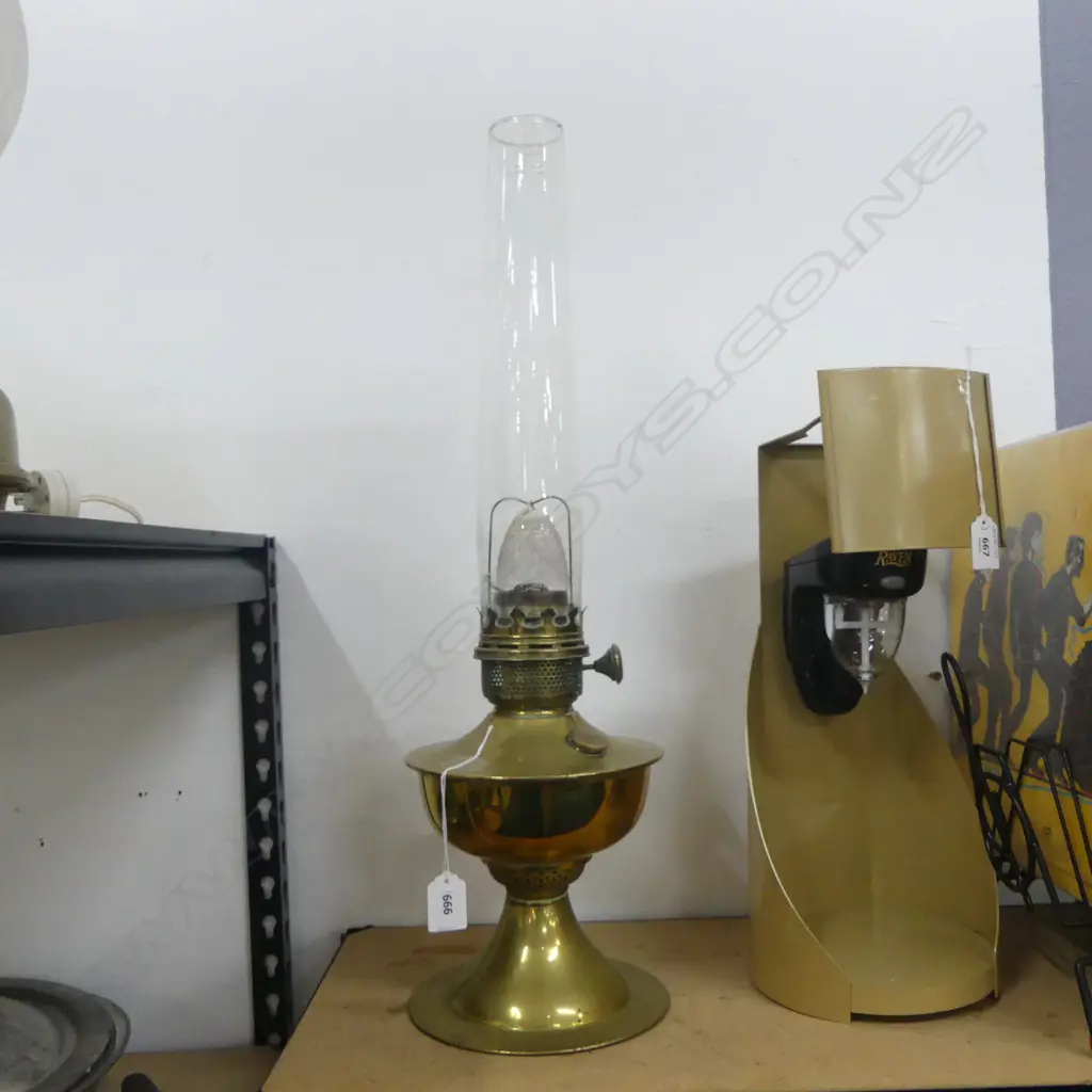 BRASS KEROSENE LAMP  Image 1++
