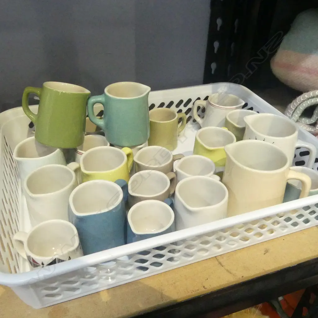 ASST CROWN LYNN CREAM JUGS Image 1++