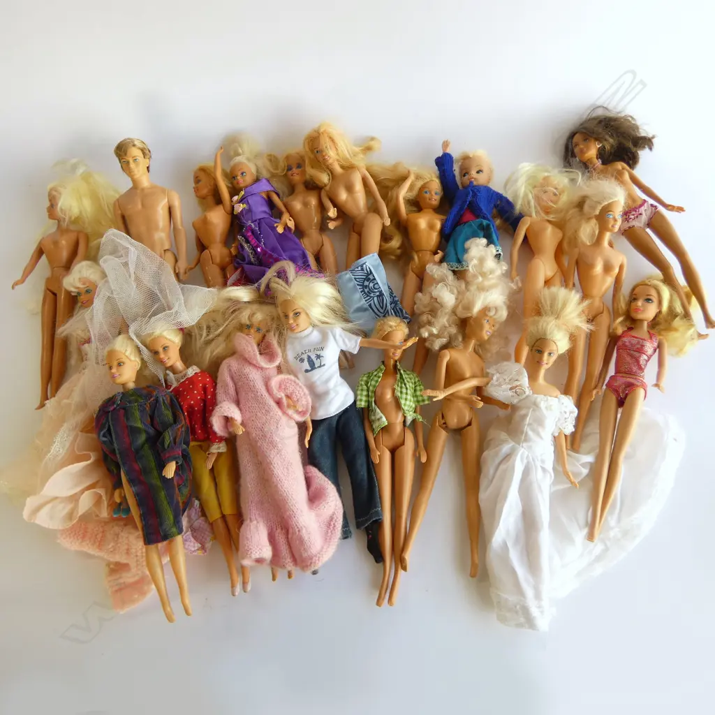 BASKET VINTAGE BARBIES, KEN & OTHERS w clothes some hand knitted Image 1++