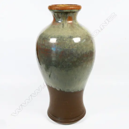 DAVID HUFFMAN TALL BALUSTER VASE, HIGH LUSTRE GLAZED BODY. POTTER'S MARK TO BASE. H.330MM