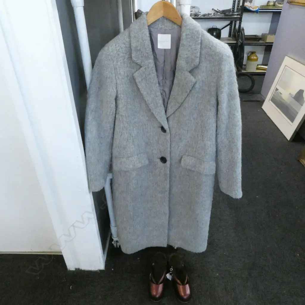 WOMENS GREY MOHAIR WINTER COAT & PR  JAPANESE SEAL FUR LINED SHOES  Image 1++