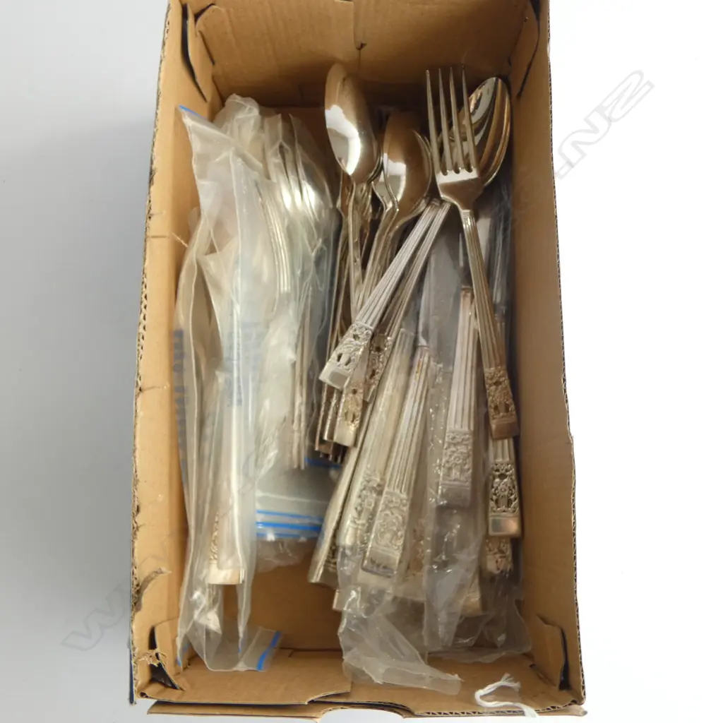 SET OF COMMUNITY PLATE CUTLERY Image 1++