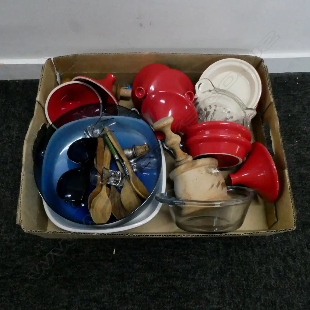 6 MINI RED TAGINES, ASST. KITCHEN BITS Image 1++