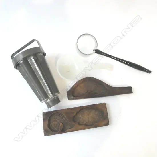 (1309/1861/1242/1165) 5 ASST VINTAGE KITCHENALIA; VINTAGE GLASS MEASURE, TIN FOOD MOULD, 2 WOOD MOULDS, 2 OTHERS L.340mm