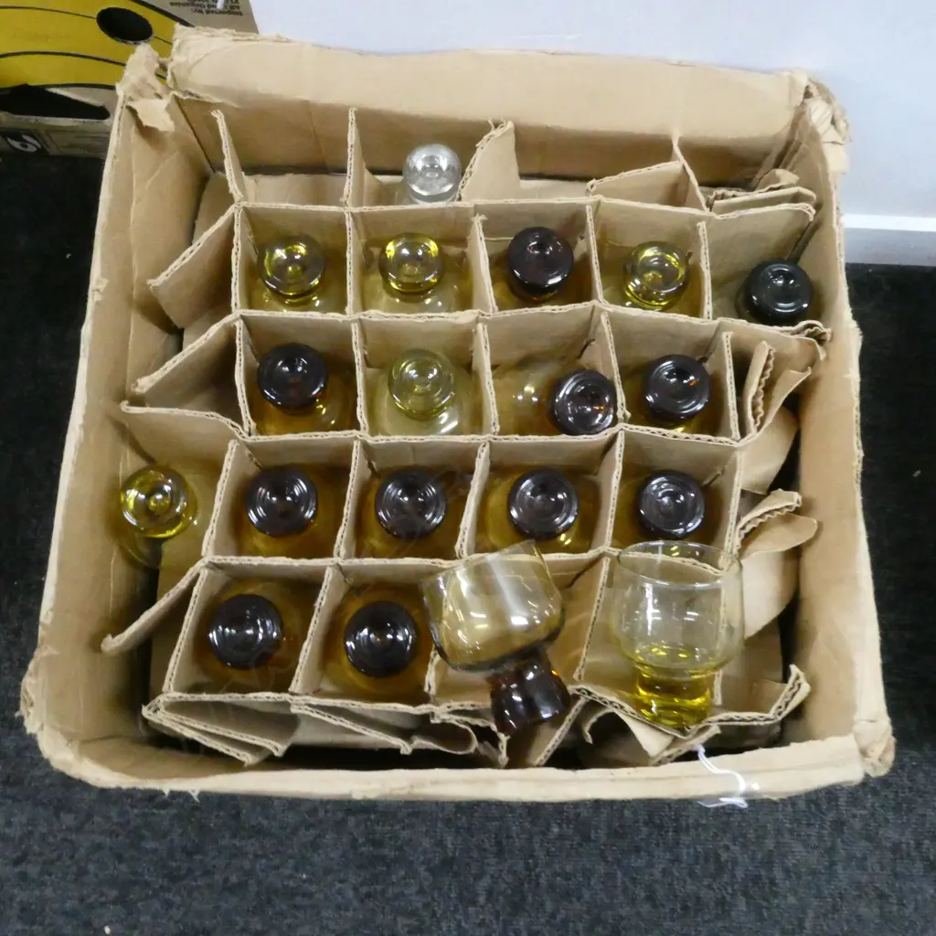 BOX UNUSED GLASSES, 25 x WHT, H.110mm & 19 x SML BROWN, H.90mm Image 1++