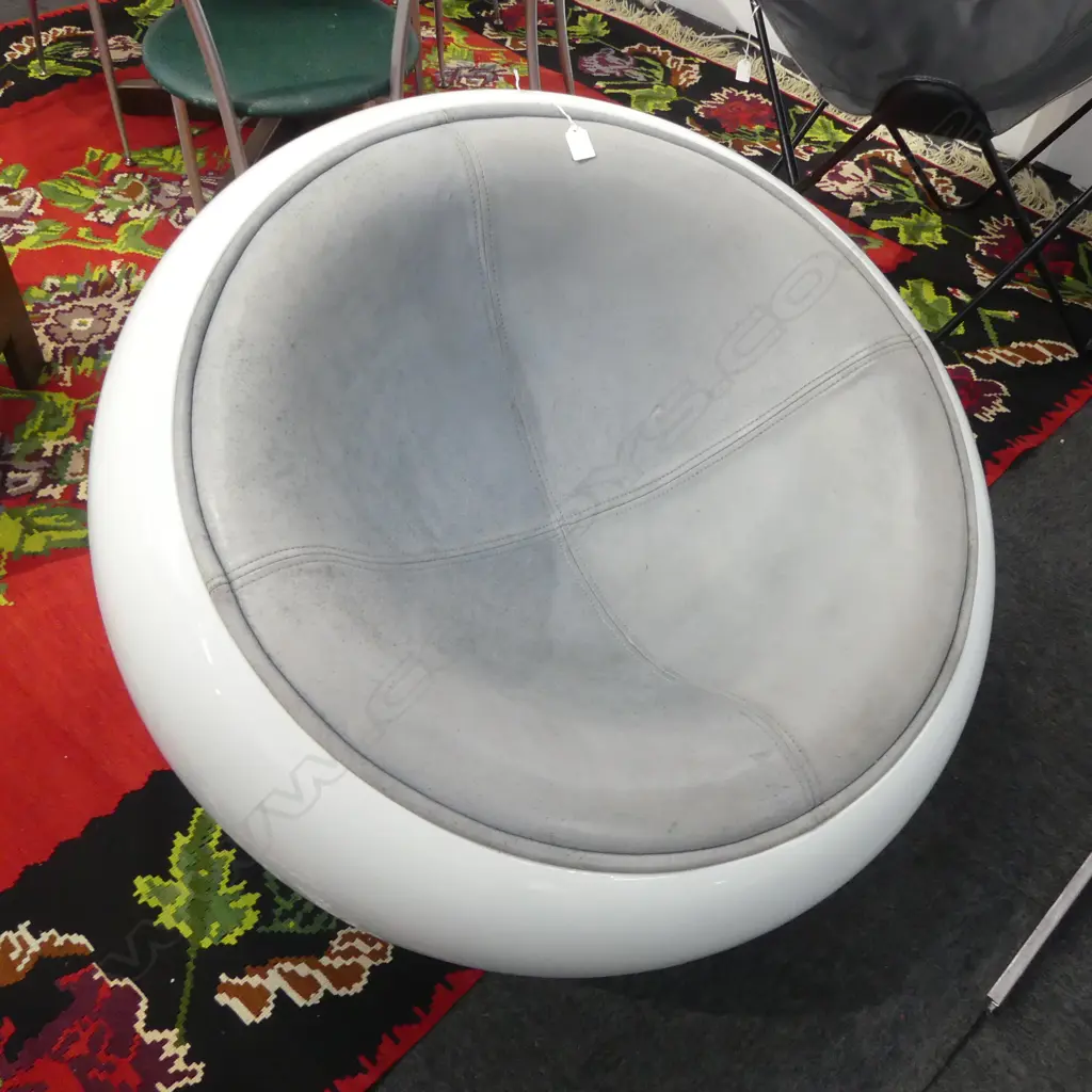 RETRO WHITE HALF DOME POD CHAIR Image 1++