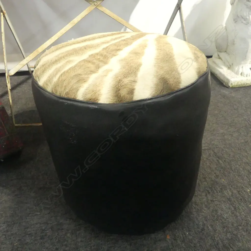 STRIPED HIDE UPHOLSTERED OTTOMAN POUF H.400m Image 1++
