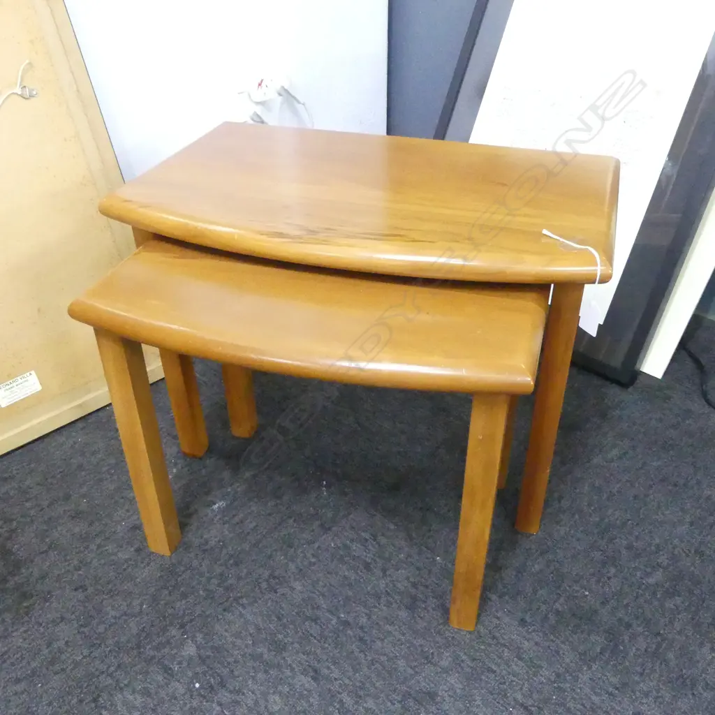 SET OF 2 NESTING TABLES  Image 1++