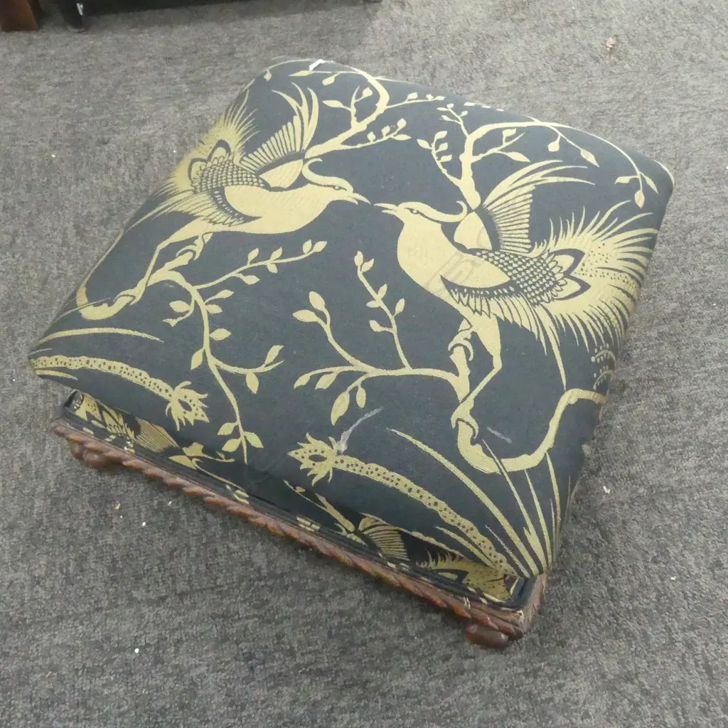 UPHOLSTERED FOOTSTOOL Image 1++