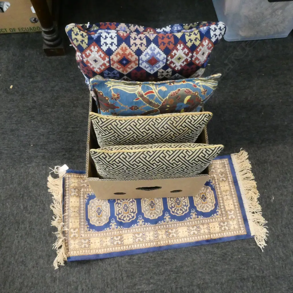 CUSHIONS X4 + SMALL RUG Image 1++