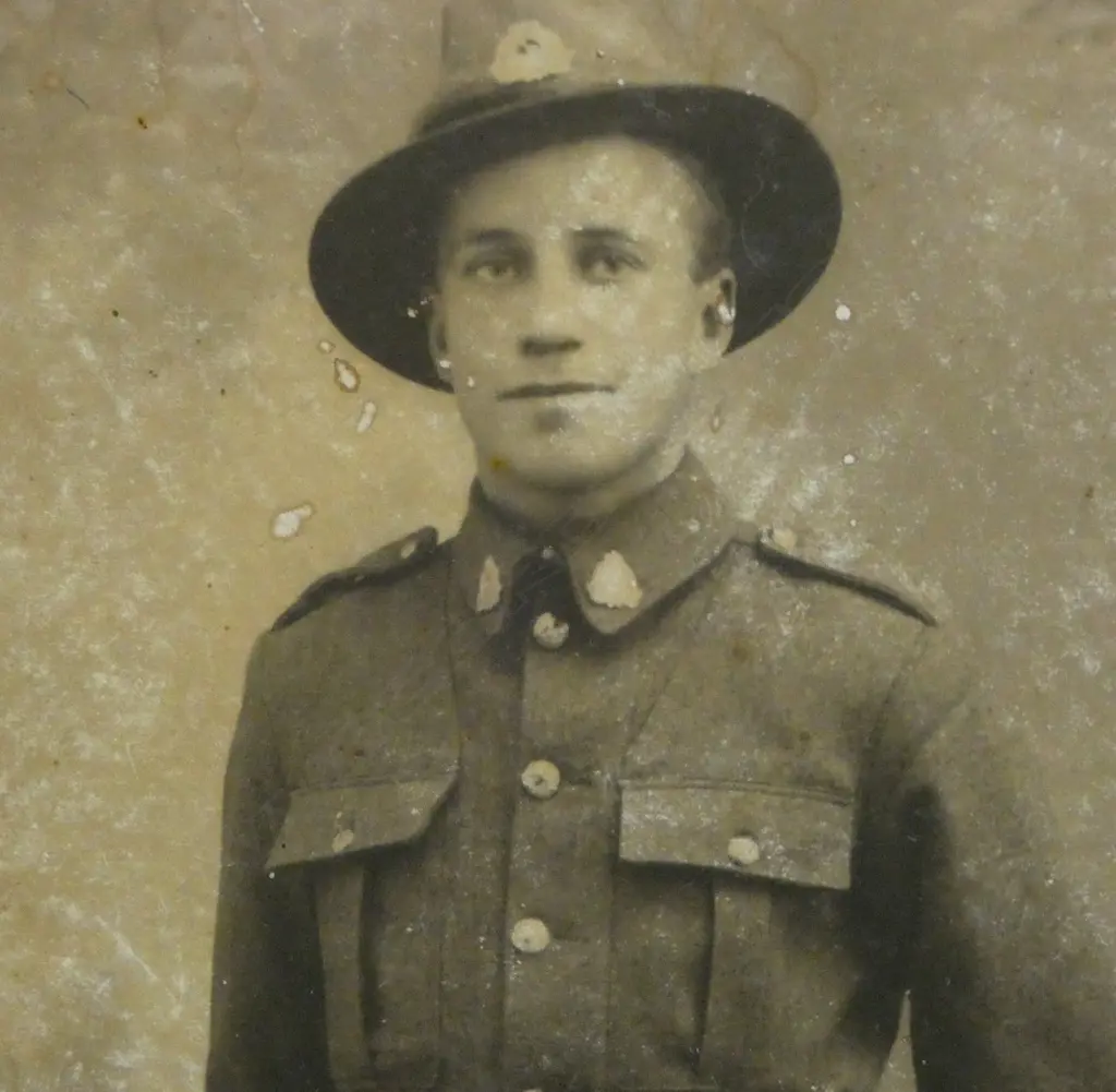 FRAMED PHOTOGRAPH OF PRIVATE GEORGE WALTER MOSEN, WELLINGTON INFRANTRY REG. IN OAK FRAME 540x430mm+ ORIGINAL WW2 POSTER Image 1++